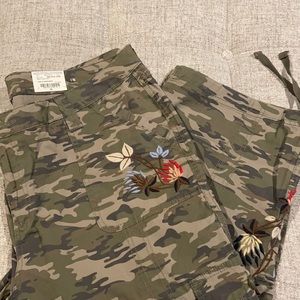 St. John’s Capri camo print with embroidery floral print brand new